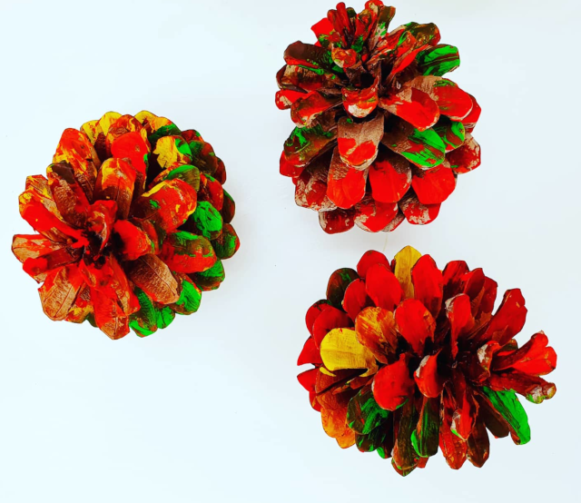 Piñas pintadas